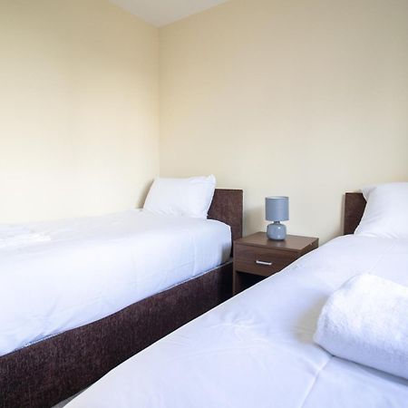 Newly Launched Two Bedroom House By Den Accommodation Short Lets & Serviced Accommodation With Garden Londýn Exteriér fotografie