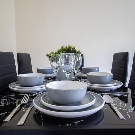 Newly Launched Two Bedroom House By Den Accommodation Short Lets & Serviced Accommodation With Garden Londýn Exteriér fotografie