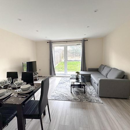 Newly Launched Two Bedroom House By Den Accommodation Short Lets & Serviced Accommodation With Garden Londýn Exteriér fotografie
