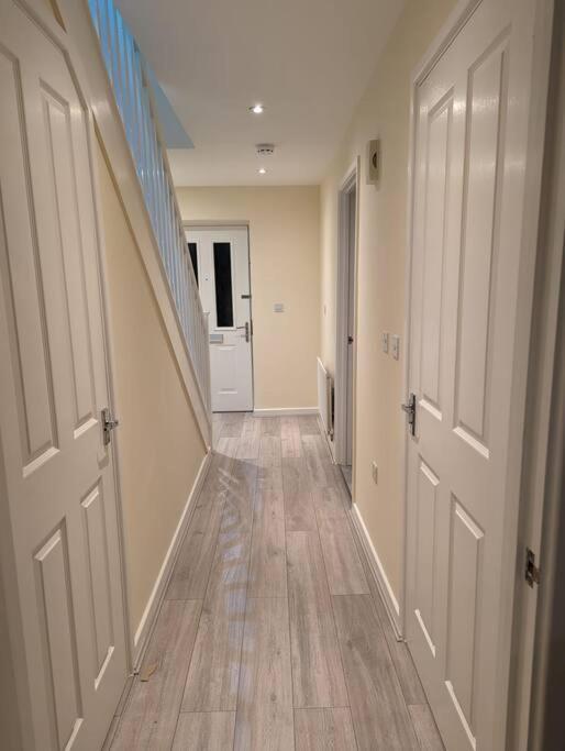 Newly Launched Two Bedroom House By Den Accommodation Short Lets & Serviced Accommodation With Garden Londýn Exteriér fotografie