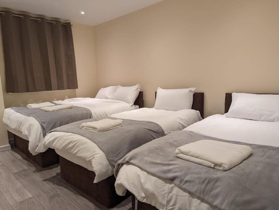 Newly Launched Two Bedroom House By Den Accommodation Short Lets & Serviced Accommodation With Garden Londýn Exteriér fotografie