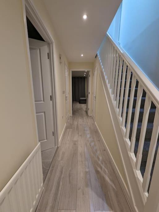 Newly Launched Two Bedroom House By Den Accommodation Short Lets & Serviced Accommodation With Garden Londýn Exteriér fotografie
