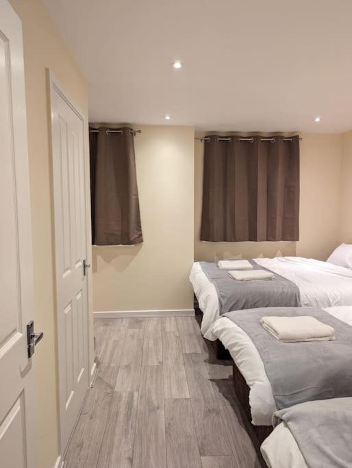Newly Launched Two Bedroom House By Den Accommodation Short Lets & Serviced Accommodation With Garden Londýn Exteriér fotografie