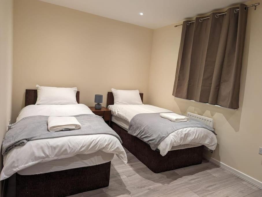 Newly Launched Two Bedroom House By Den Accommodation Short Lets & Serviced Accommodation With Garden Londýn Exteriér fotografie