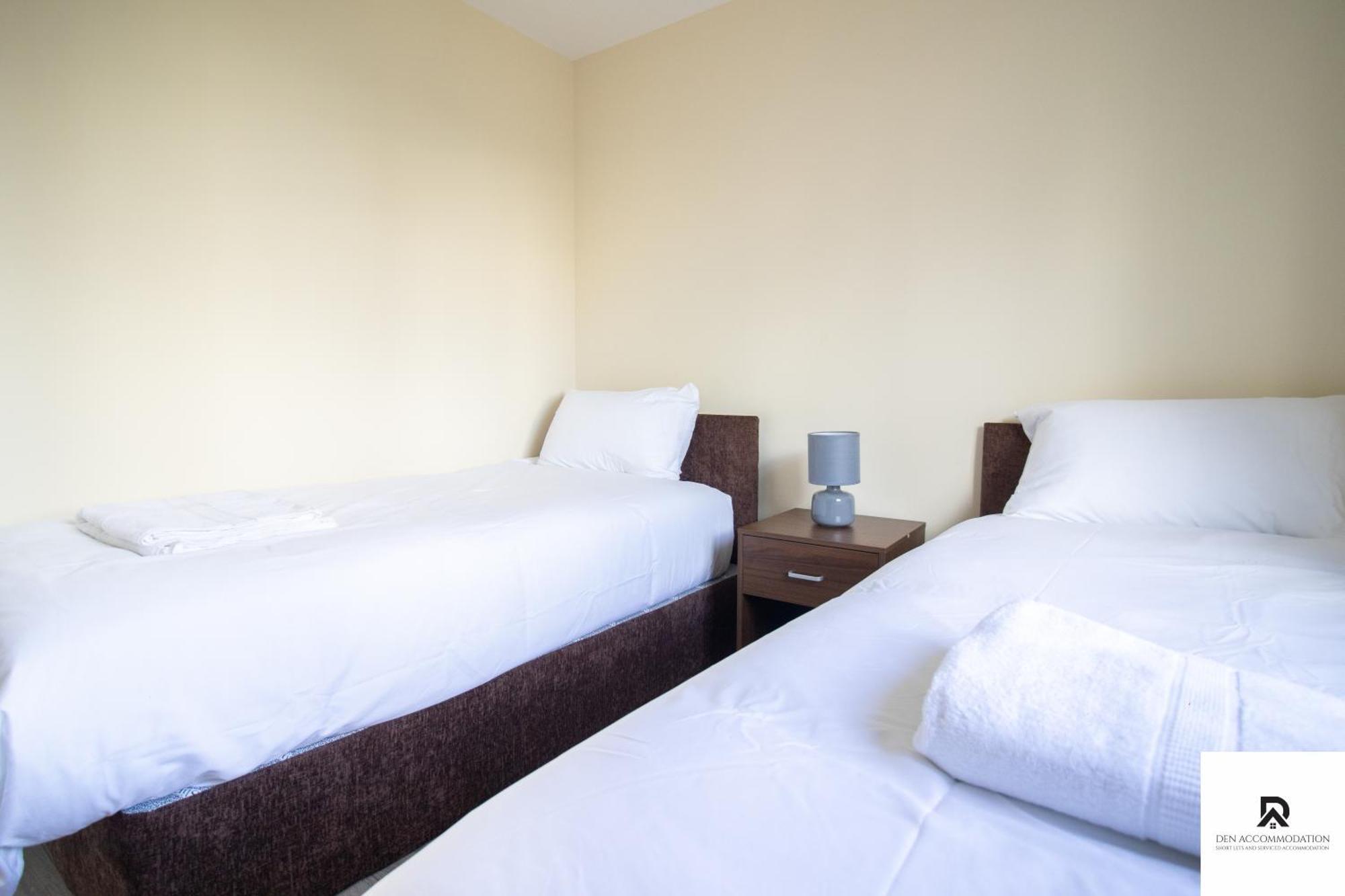 Newly Launched Two Bedroom House By Den Accommodation Short Lets & Serviced Accommodation With Garden Londýn Exteriér fotografie