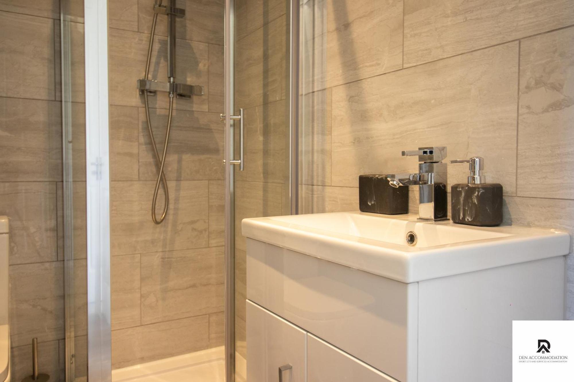 Newly Launched Two Bedroom House By Den Accommodation Short Lets & Serviced Accommodation With Garden Londýn Exteriér fotografie