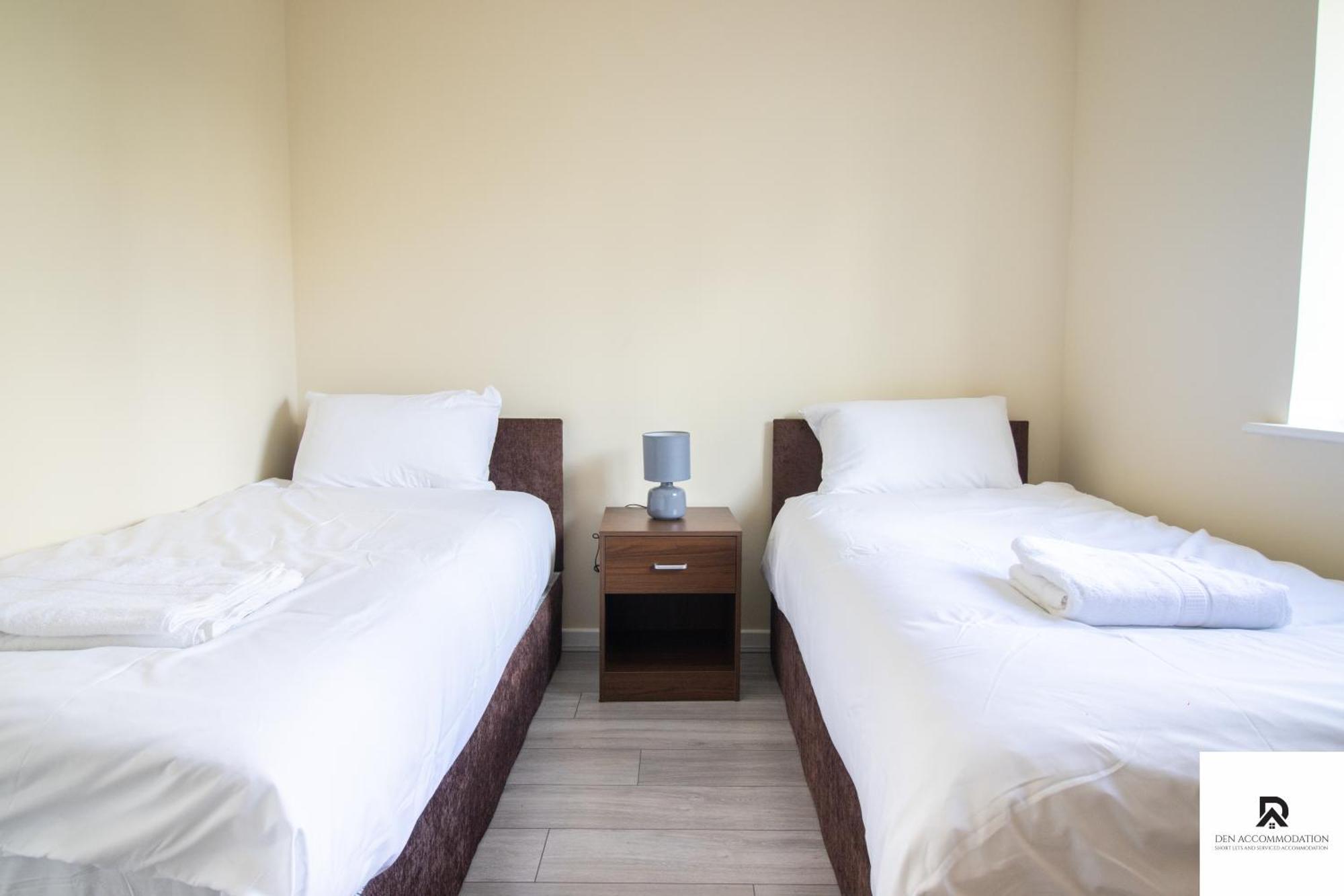 Newly Launched Two Bedroom House By Den Accommodation Short Lets & Serviced Accommodation With Garden Londýn Exteriér fotografie